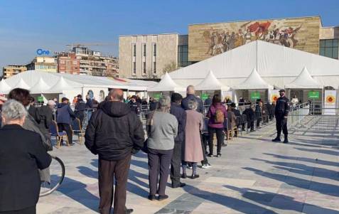 Vaksinimi ne Rajon: Shqiperia mbetet pas, ngadaleson ritmin e vaksinimit